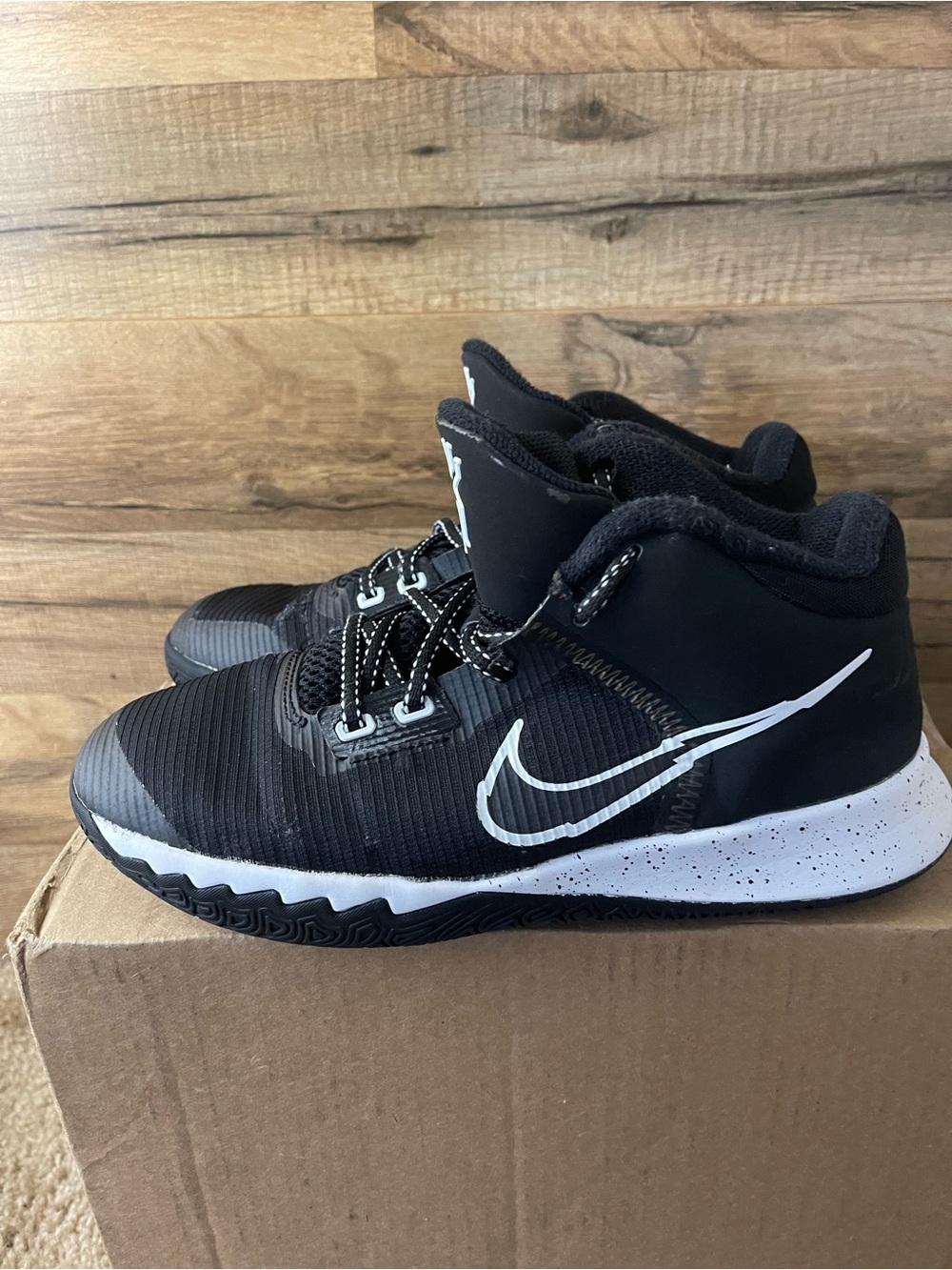 Nike Kyrie Flytrap Black White Size 5.5 Y Basketball Shoes Sneakers